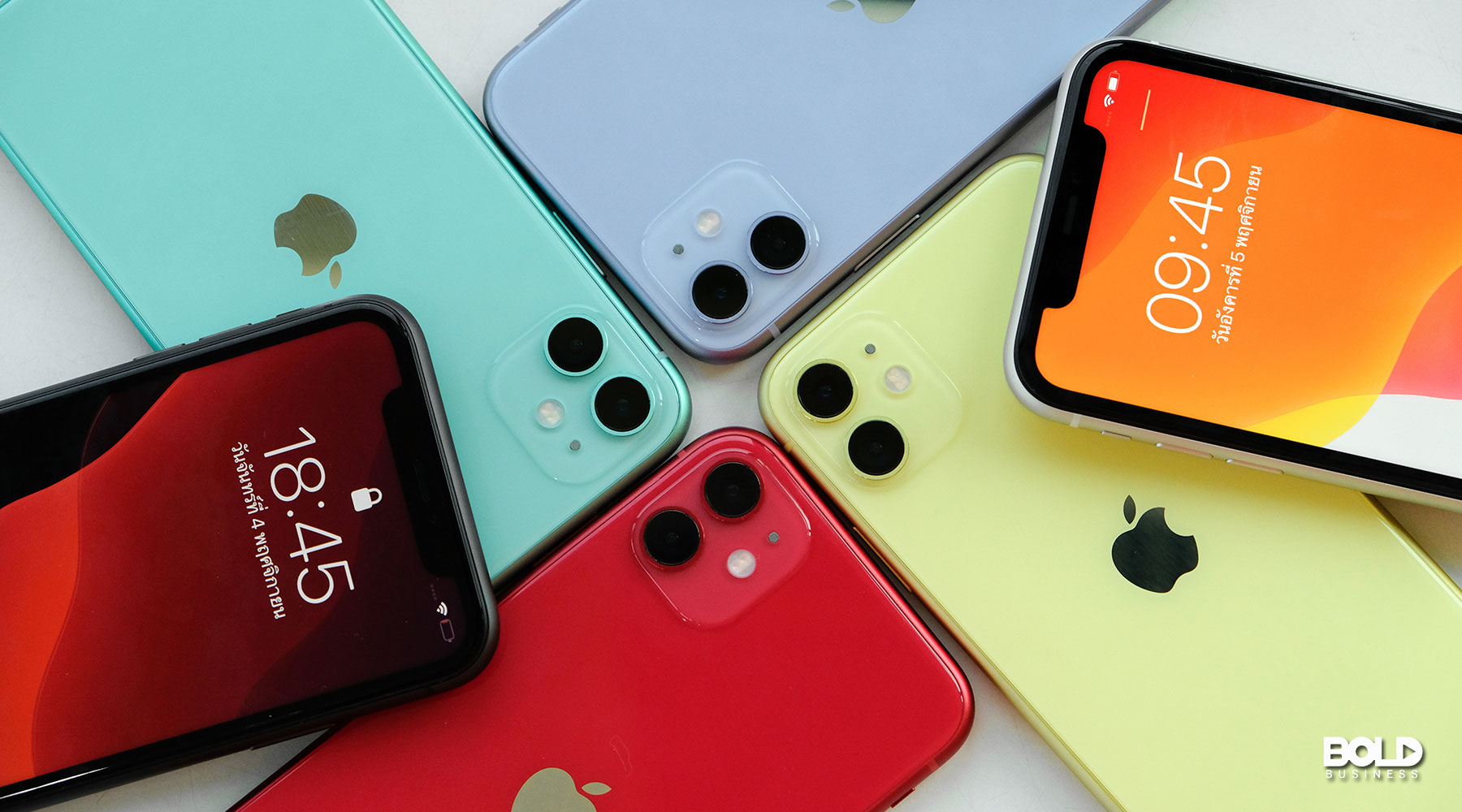 a bunch of iPhones chilling while the U.S. suing Apple