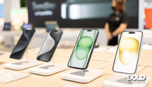 a bunch of phones discuss U.S. suing Apple